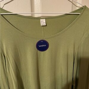 Long sleeve green tee, size XL